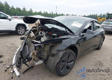 2018 Tesla Model 3 Long Range/Mid Range z USA, uszkodzony, nr VIN 5YJ3E1EA4JF043278